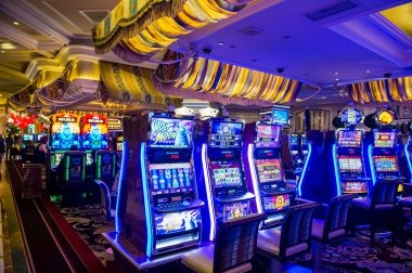 qq88bet mobile app showing Bigger Bass Bonanza on smartphone screen